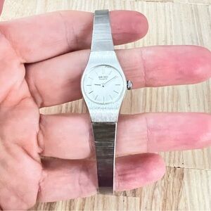 Seiko ladies classic silver tone bracelet dress watch NEW BATTERY